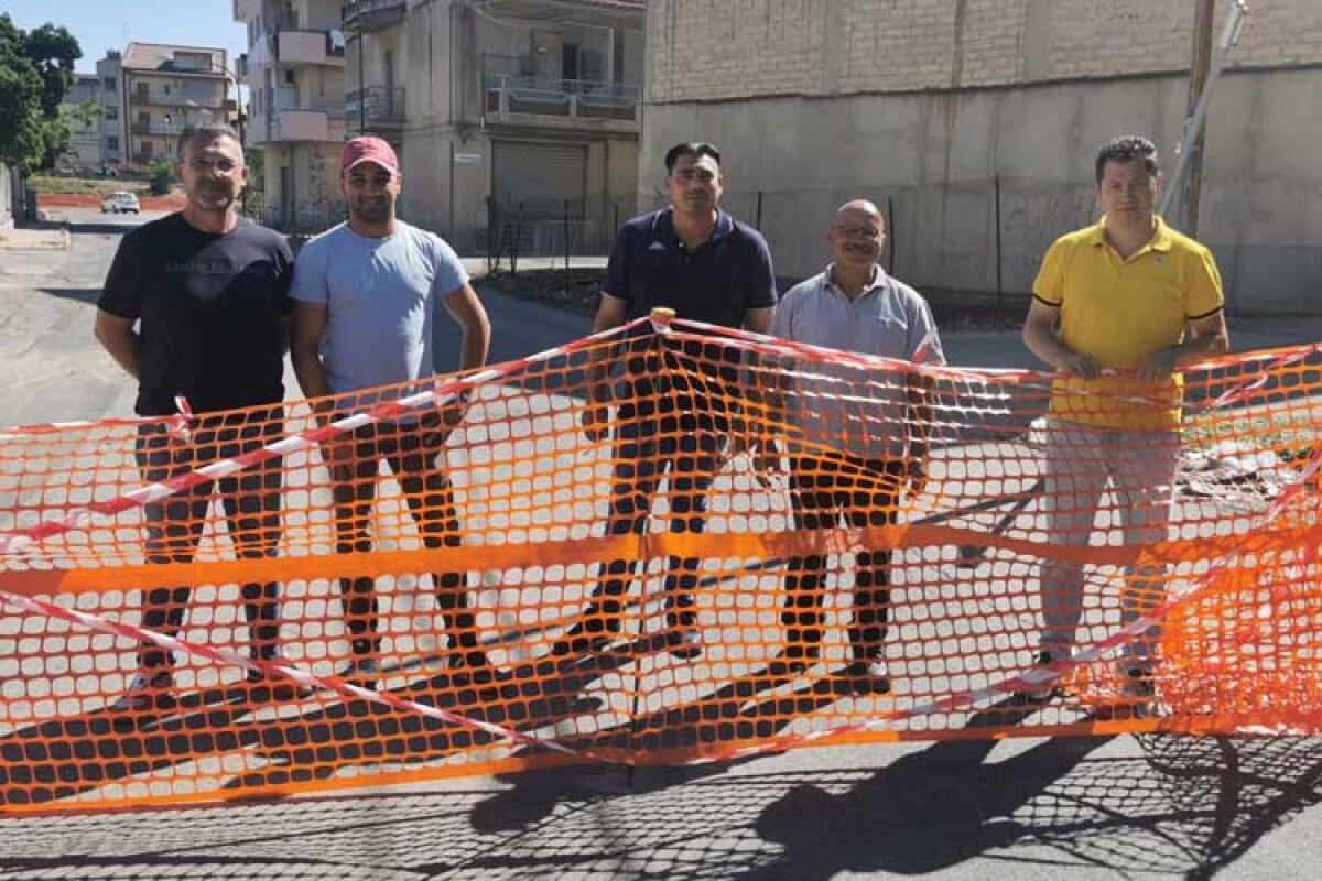 Via Paci, le transenne della polemica: "Abbandonati e ignorati dalla giunta Greco" - Polemica in via Paci, da sinistra: Giuseppe Strabone, Francesco Parisi, Luigi Vullo, Emanuele Di Fede, Carlo Varchi.