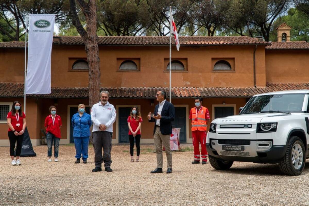 Nuova Defender con la livrea della Croce Rossa Italiana - 
