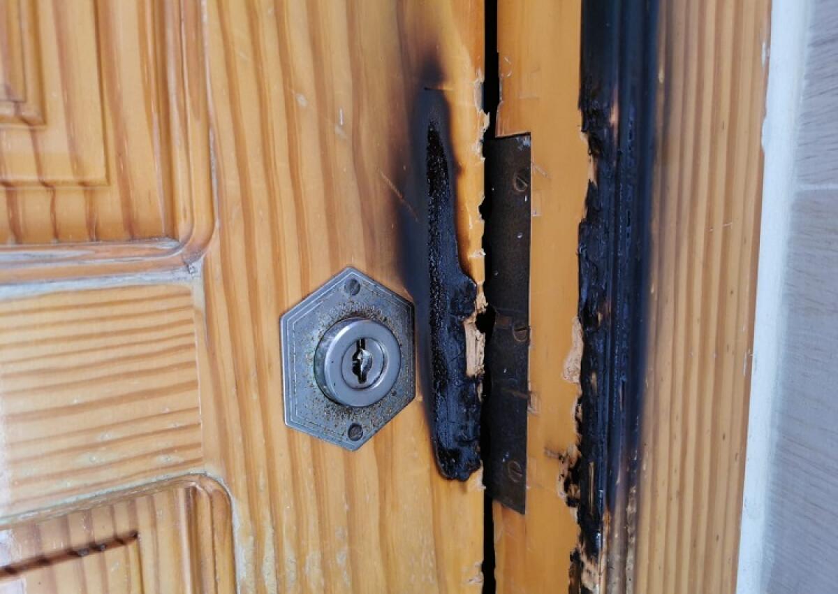 Intimidazione a "telegela", appiccato il fuoco al portone della redazione - 