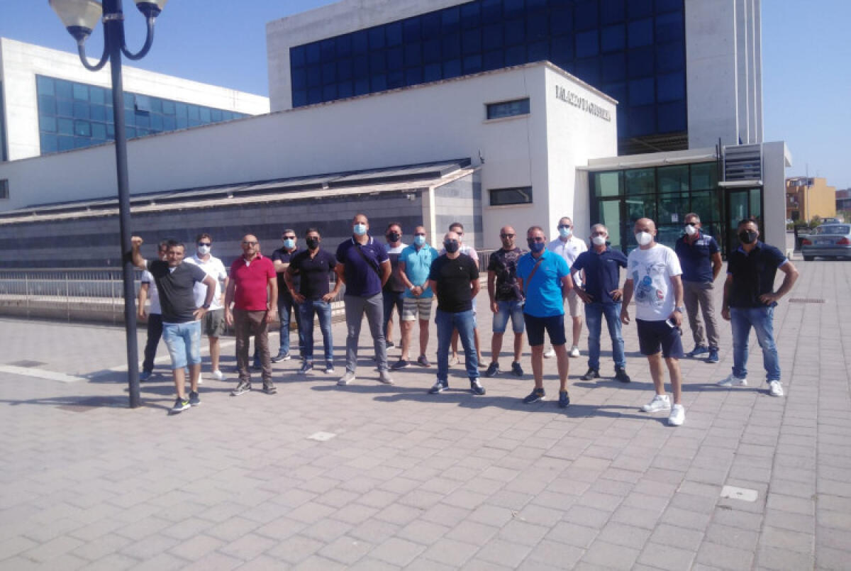 Operai Eurotec non conoscono ancora loro futuro, attesa per decisione su fallimento - I lavoratori si sono radunati davanti Palazzo di giustizia