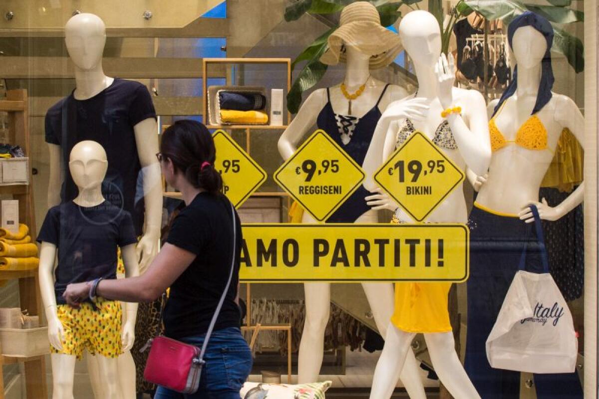 Saldi al via in tutta Italia, Confcommercio “Calo della spesa 40-50%” - 