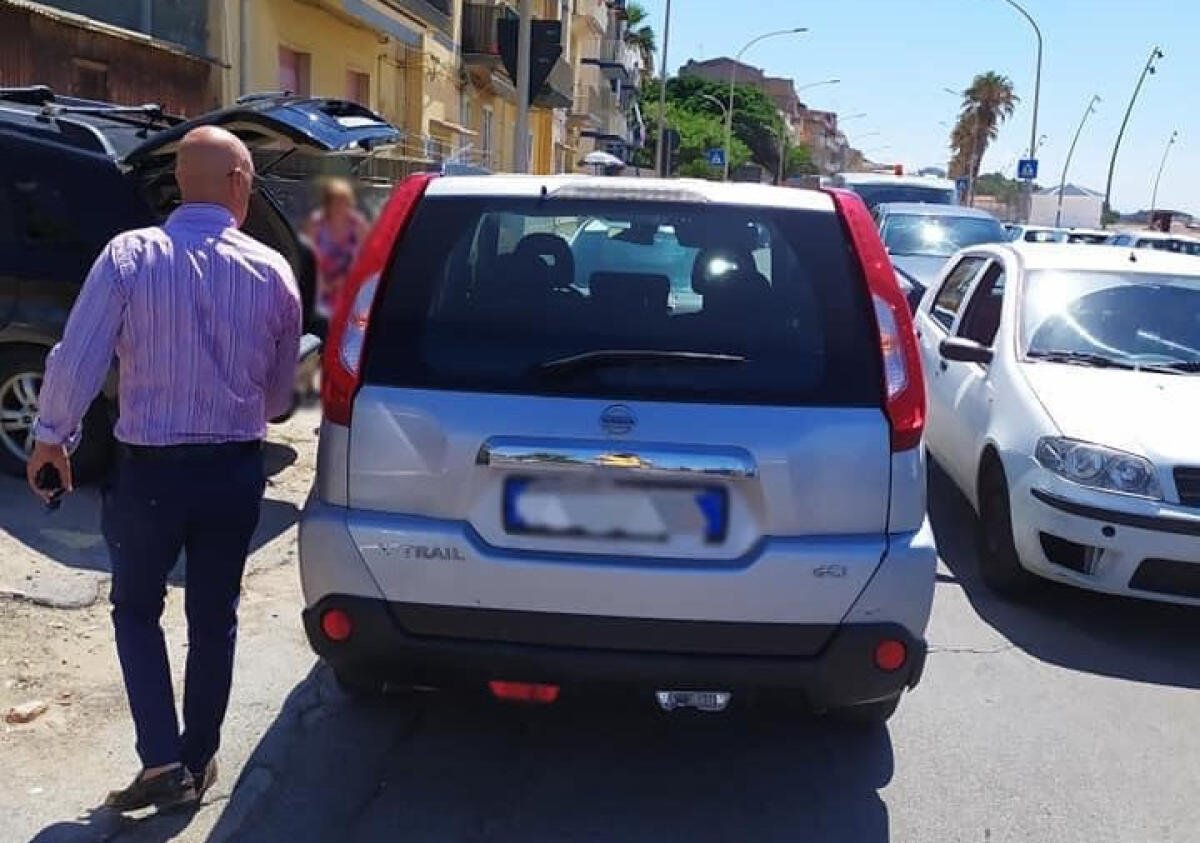 "Auto in sosta pochi minuti e per necessità", Fava: "Mi scuso ma non accetto offese" - Le foto sono state rilanciate sui social