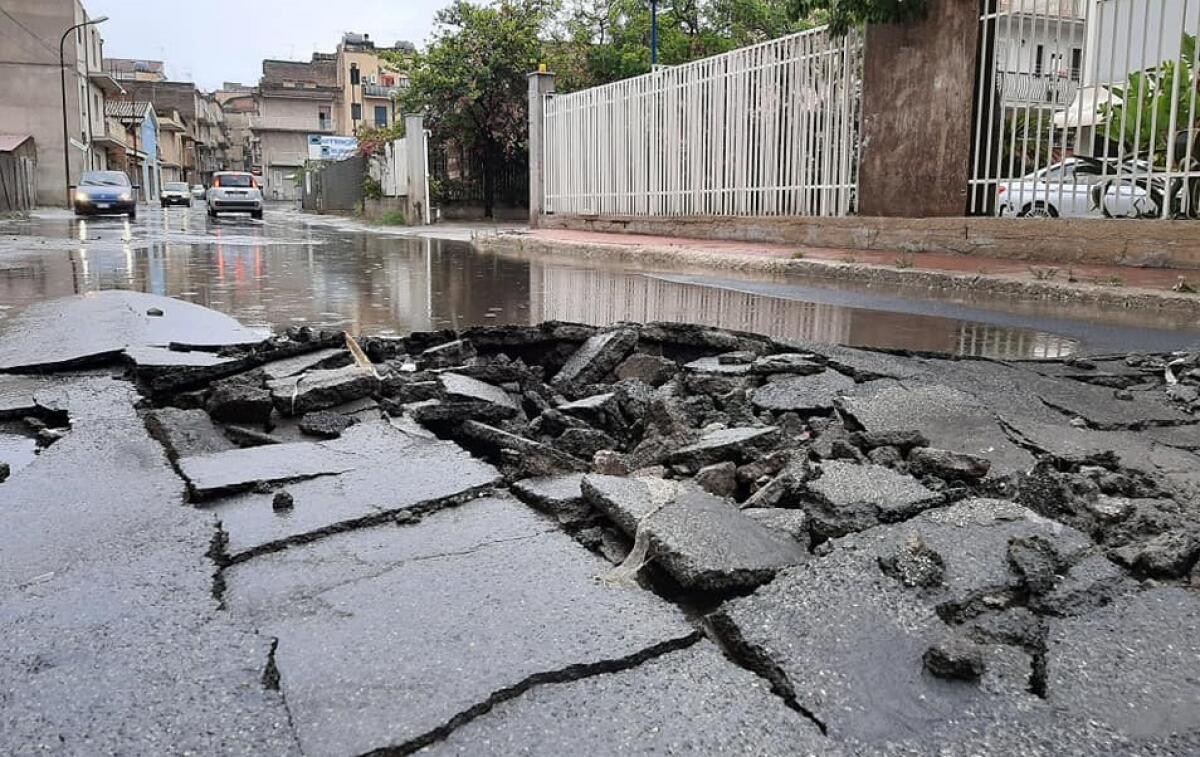 Violento temporale in città, salta pure l'asfalto in via Nicolò Paci - 