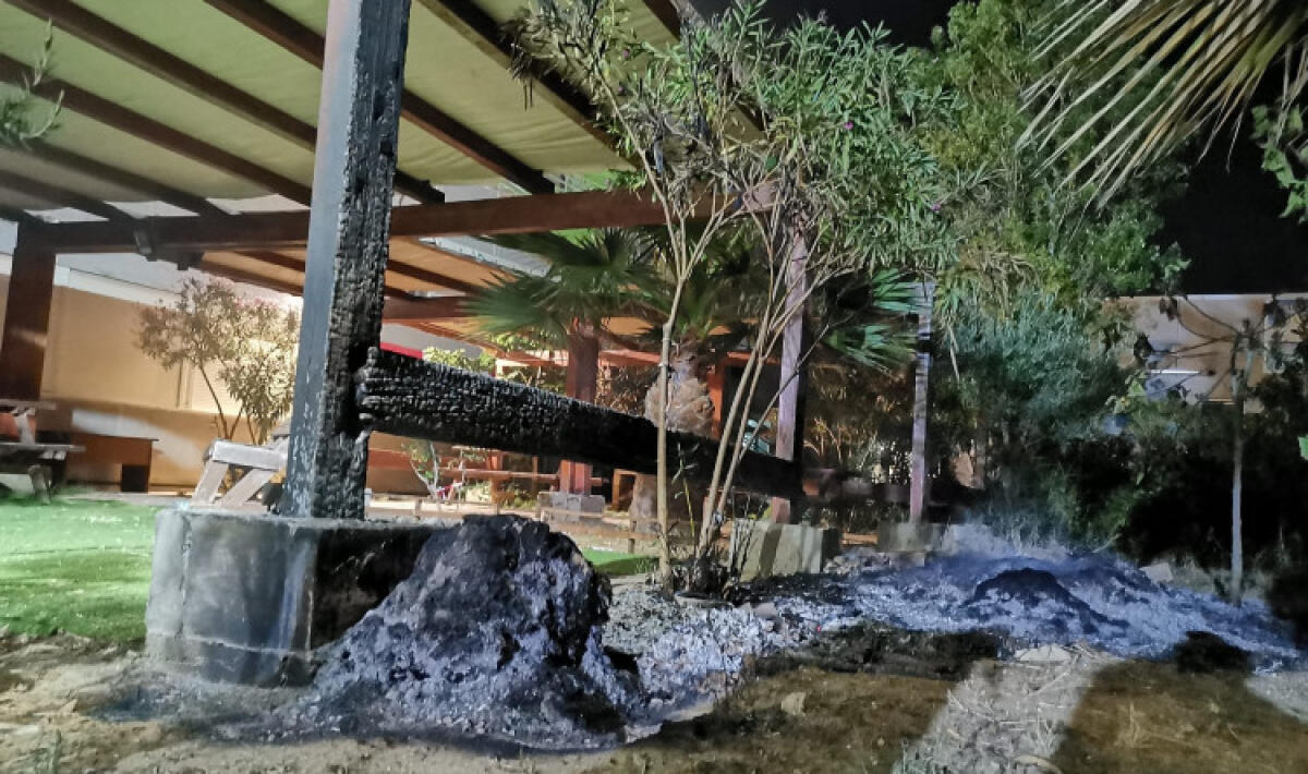 Principio d'incendio in un gazebo in via Ossidiana, due volontari bloccano fiamme - L'incendio in un gazebo esterno