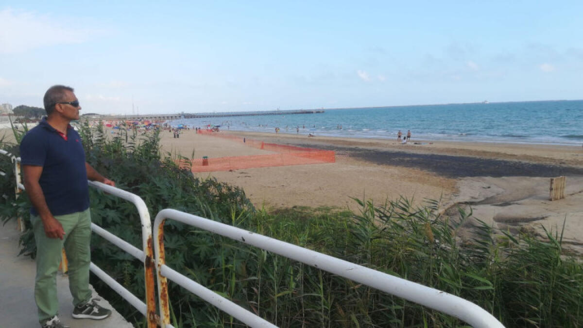 "Quelli sono liquami", vasta chiazza in spiaggia sul lungomare: "Danno enorme" - Di Blasi è arrivato sul posto denunciando la presenza dei liquami