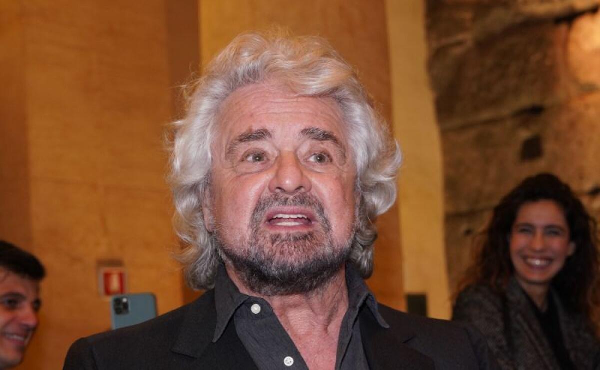 Grillo pubblica sul blog sonetto pro-Raggi “Virgì, Roma nun te merita” - 