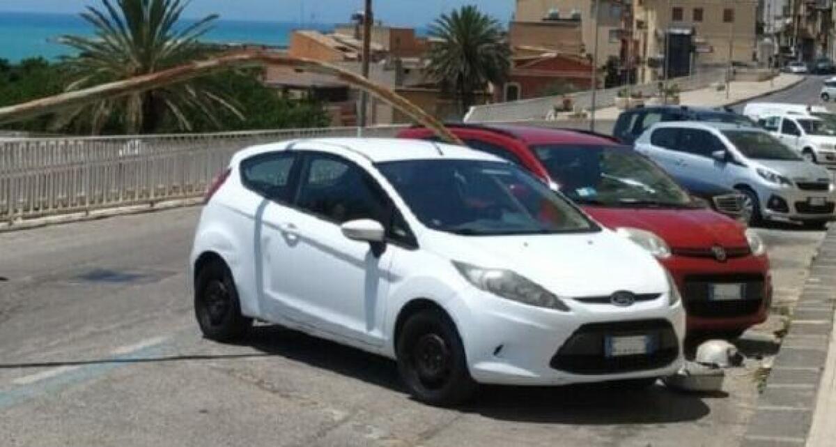Palo dell'illuminazione pubblica finisce in strada, danneggiate auto in sosta - 