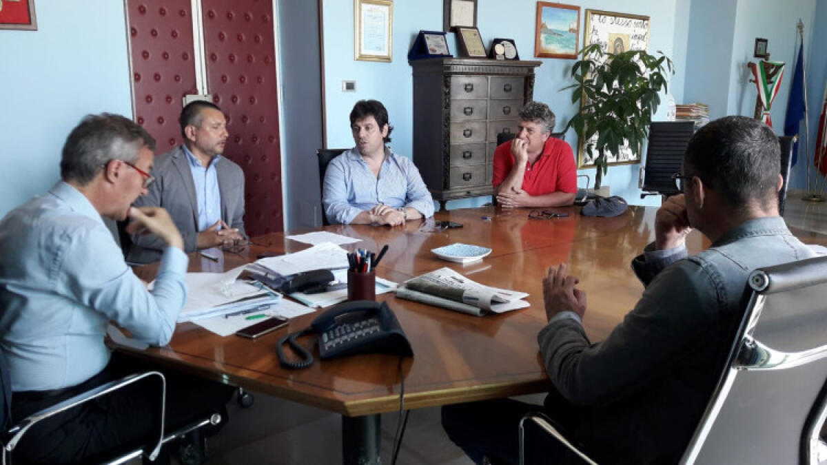 Greco e Caltaqua tentano intesa, progetto per "liberare" via Venezia da allagamenti - Una riunione tra il sindaco e i manager di Caltaqua (immagini di repertorio)