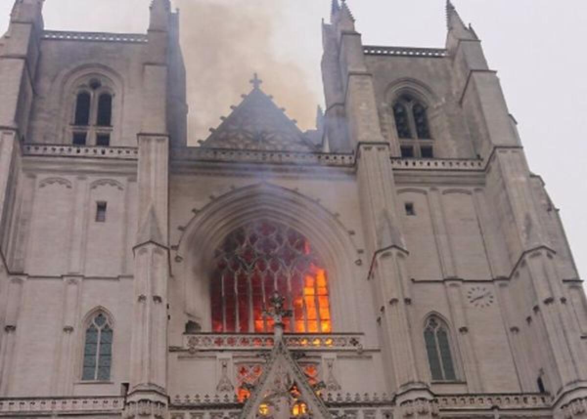 Incendio nella cattedrale di Nantes, fiamme circoscritte - 