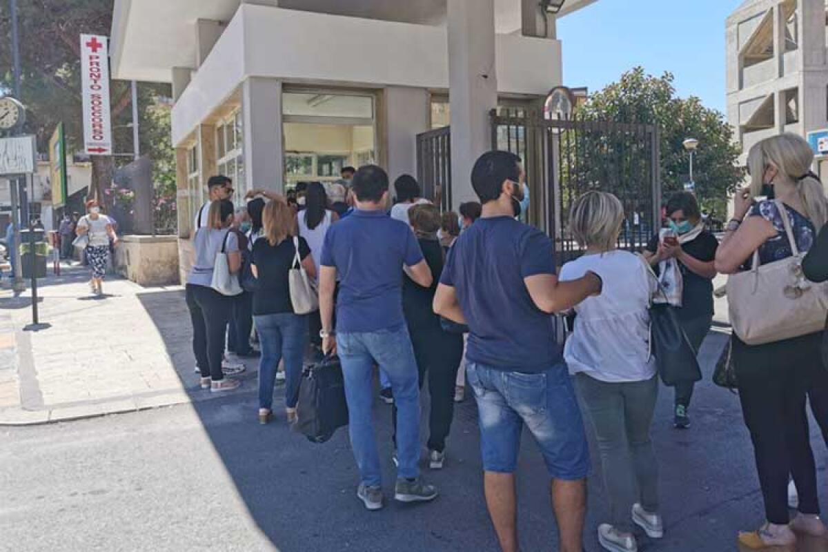 Mancano servizi e personale, Damante: "Vogliono decretare chiusura ospedale?" - Assembramento all'ingresso dell'ospedale "Vittorio Emanuele"