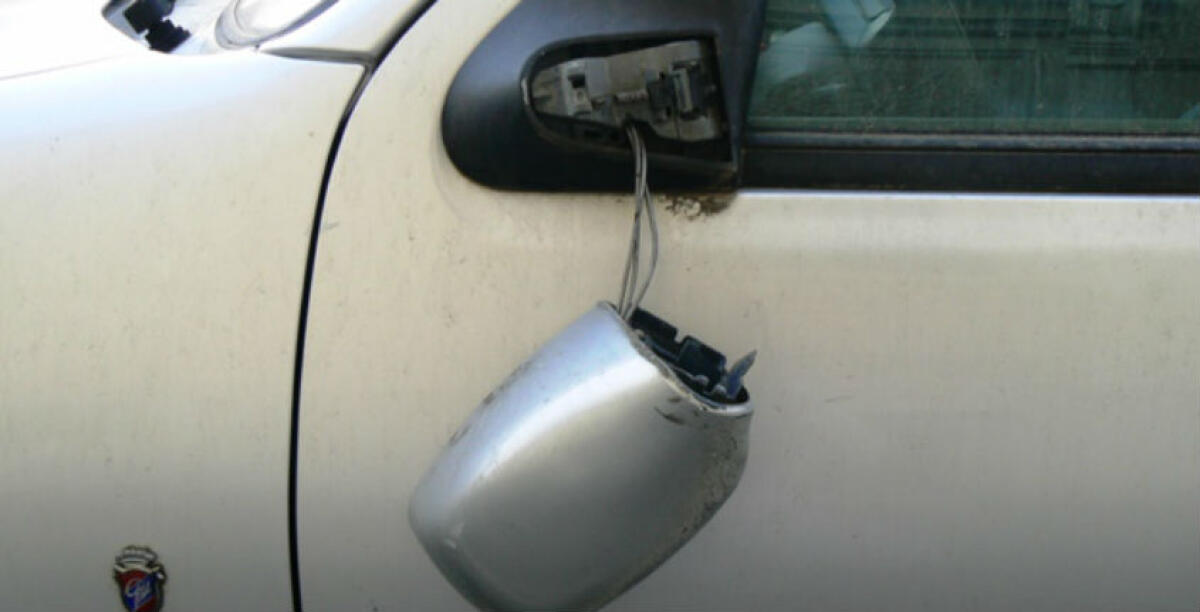 Danneggiavano auto parcheggiate a Macchitella, individuati due minorenni - 