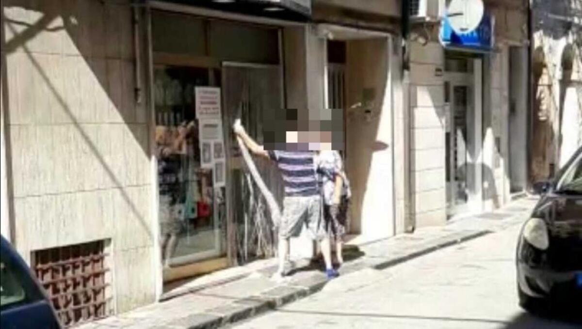 Esasperazione e inciviltà, anziani danneggiano vetrina: donna si scaglia su ambulante - Due anziani ganno colpito la vetrina con un bastone