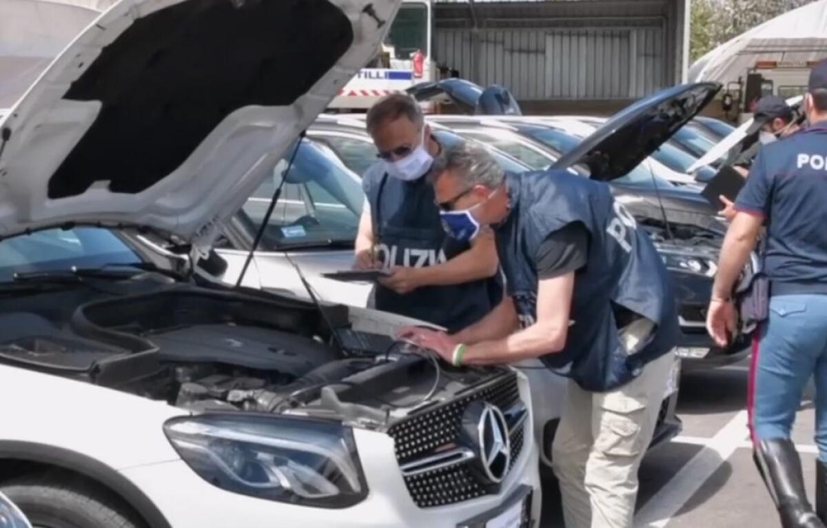 Riciclaggio internazionale di auto di lusso, arresti e sequestri - 