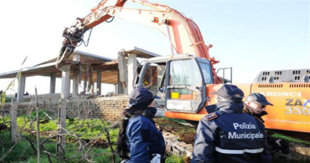 Dissequestrata dopo operazione antimafia, abitazione è abusiva: coniugi a processo -