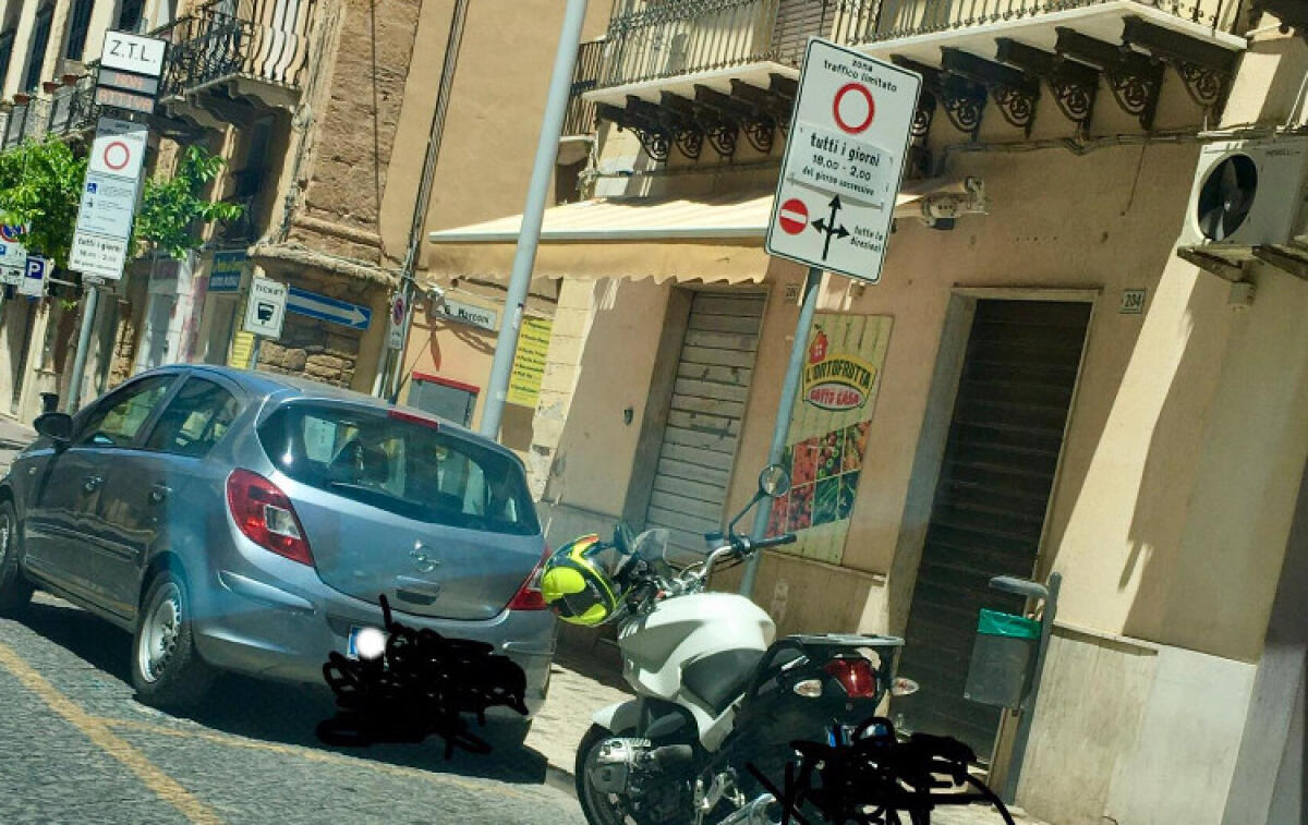 Stalli occupati e Ztl quasi off limits, per diversamente abili è una lotta quotidiana - Parcheggi diversamenrte abili occupati in centro storico