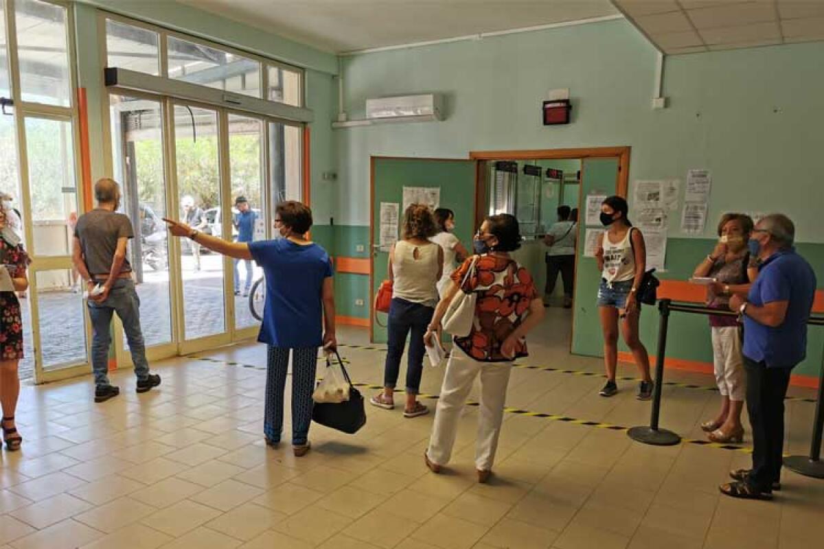 Centro covid-19 ospedaliero, assembramenti al Cup e pre-triage solo diurno - Sovraffollamento al Cup del presidio ospedaliero "Vittorio Emanuele"
