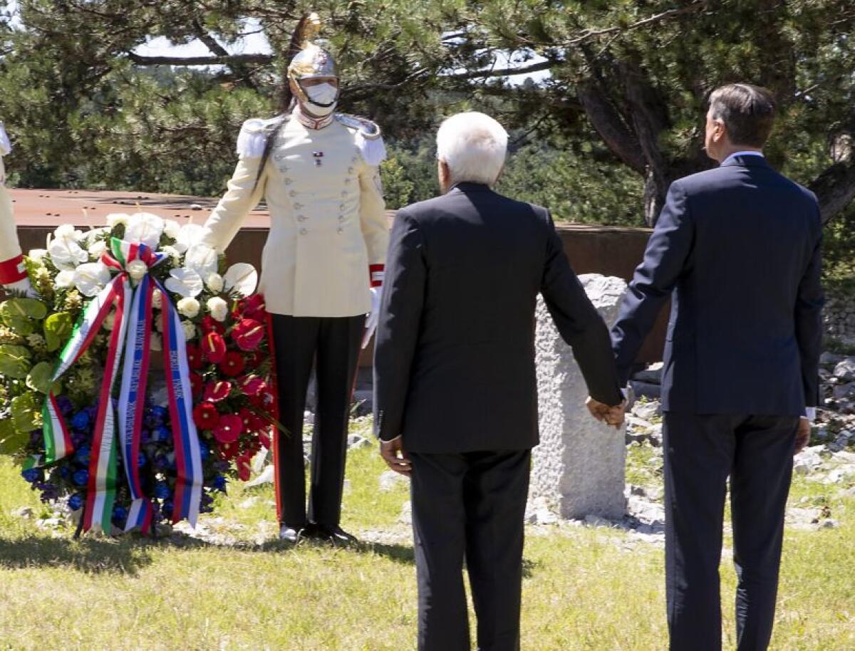 Incontro Mattarella e Pahor a Trieste, mano nella mano davanti a foiba - 