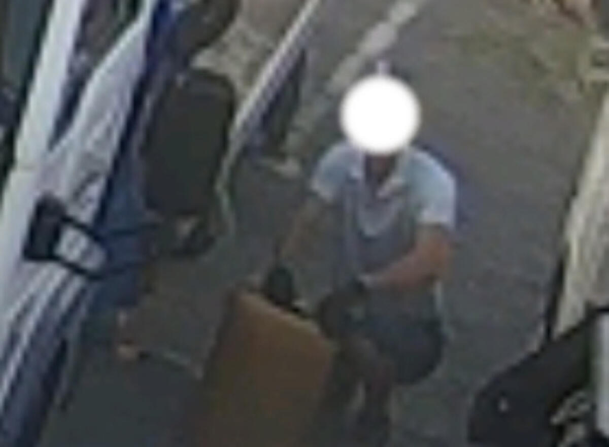 Furto gasolio Ghelas, ladro ripreso da videosorveglianza: Trainito presenta denuncia - Nelle immagini si vede chiaramente il volto del ladro (che abbiamo coperto)