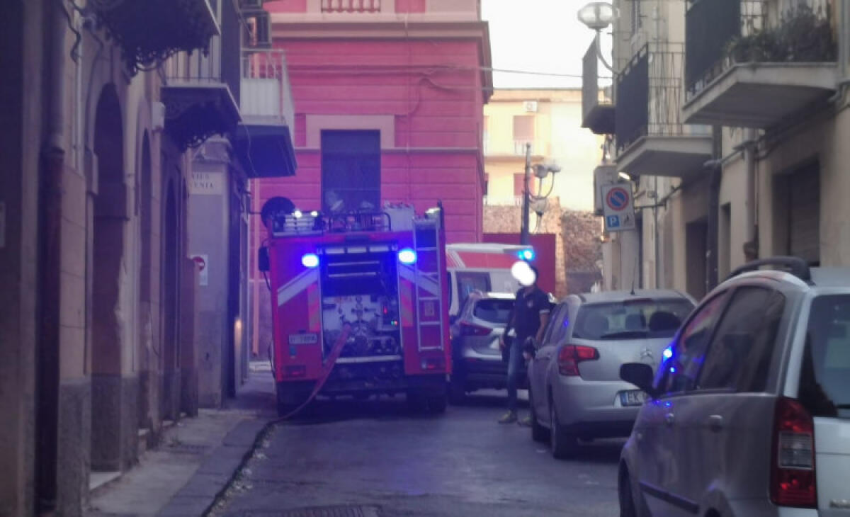 Incendio nella zona di via Navarra, fiamme in un vecchio immobile - 