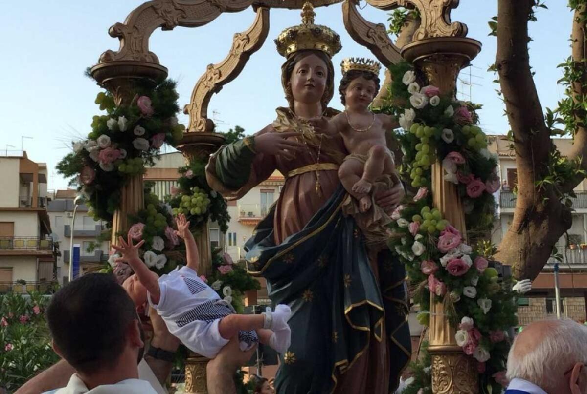 La città onora la Madonna delle Grazie, niente processione ma messe ogni ora - 