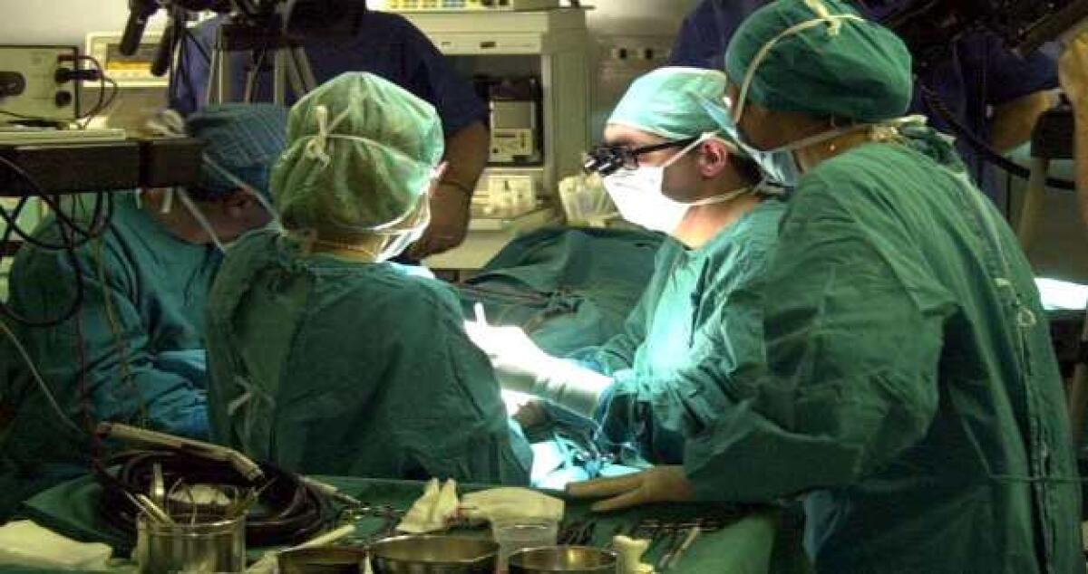 Ferito con un flex, uomo in ospedale: sottoposto ad intervento d'urgenza - 