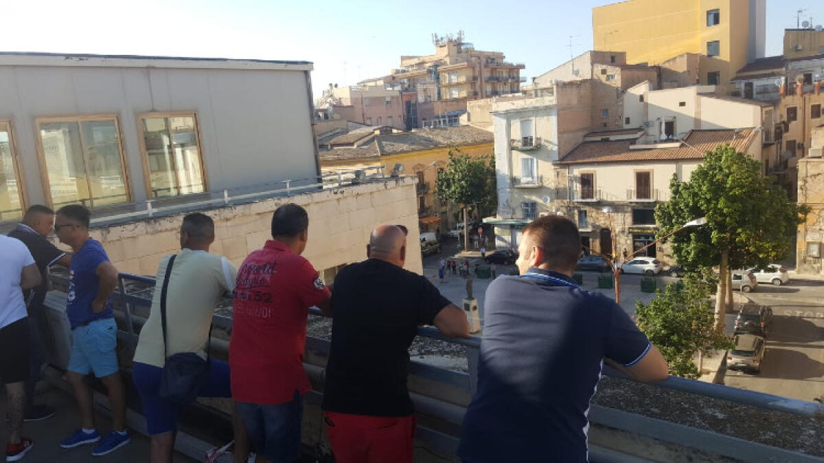 Protesta ex Tekra, operai lasciano presidio: "Gesto di buona volontà verso istituzioni" - I lavoratori erano arrivati anche sul tetto del Comune