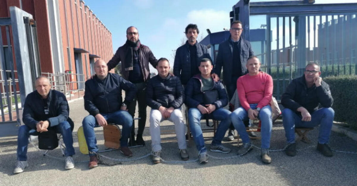 Ex Trainito, protesta si sposta in prefettura: "Silenzio assordante su futuro operai" - Gli ex Trainito protestano da mesi davanti ai siti produttivi Enimed