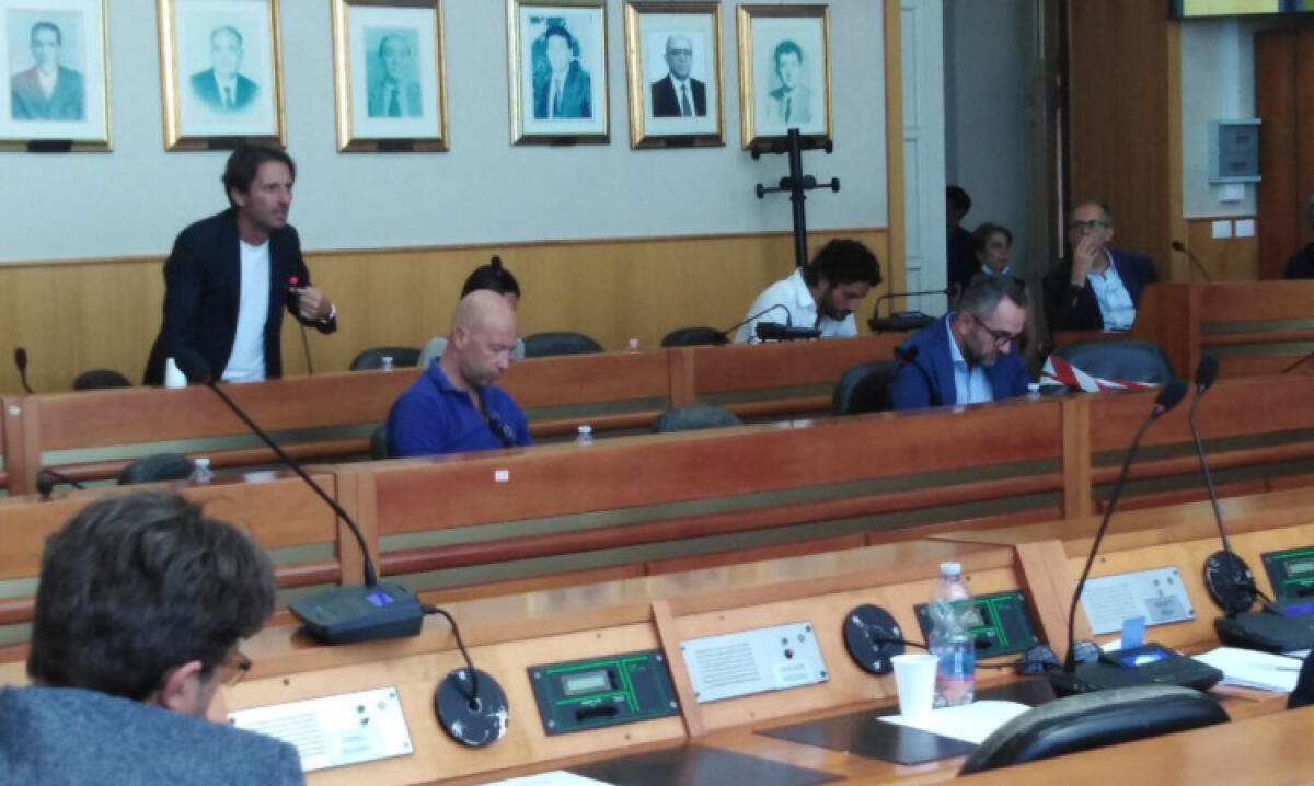 Porto al 2025 ma senza vere certezze: tecnici in aula "già spesi 300 mila euro extra" - Pellegrino parla di un bilancio "fallimentare" e di un sindaco impegnato solo a garantirsi i numeri in consiglio