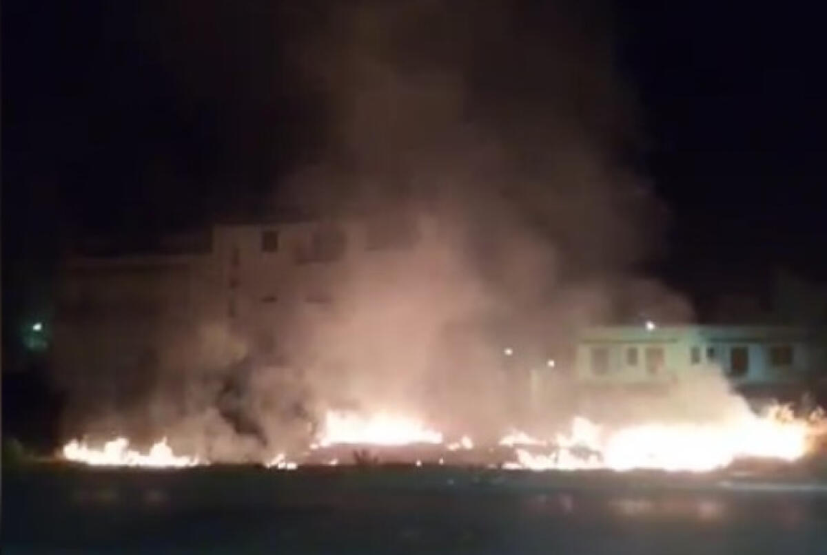 Fiamme tra le aree incolte di via Madonna del Rosario, incendio nella notte - 