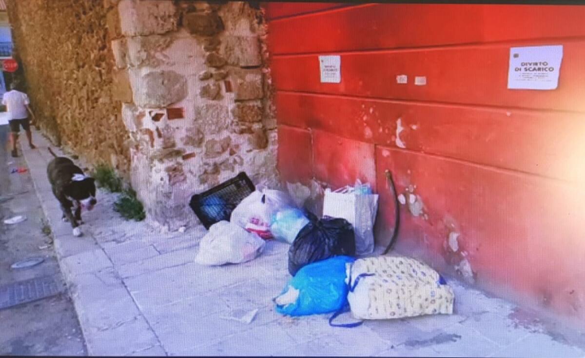 Lo strano mix di musica colta e inciviltà, rifiuti a Santa Maria di Gesù - 