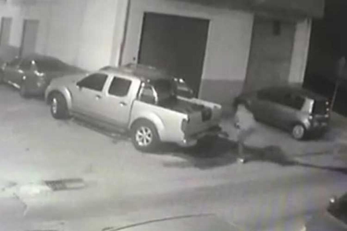 Incendiato il pick-up del cabarettista Giovanni Cacioppo, in città per uno spettacolo - L'incendiario in azione contro il fuoristrada del cabarettista Giovanni Cacioppo e del cognato.