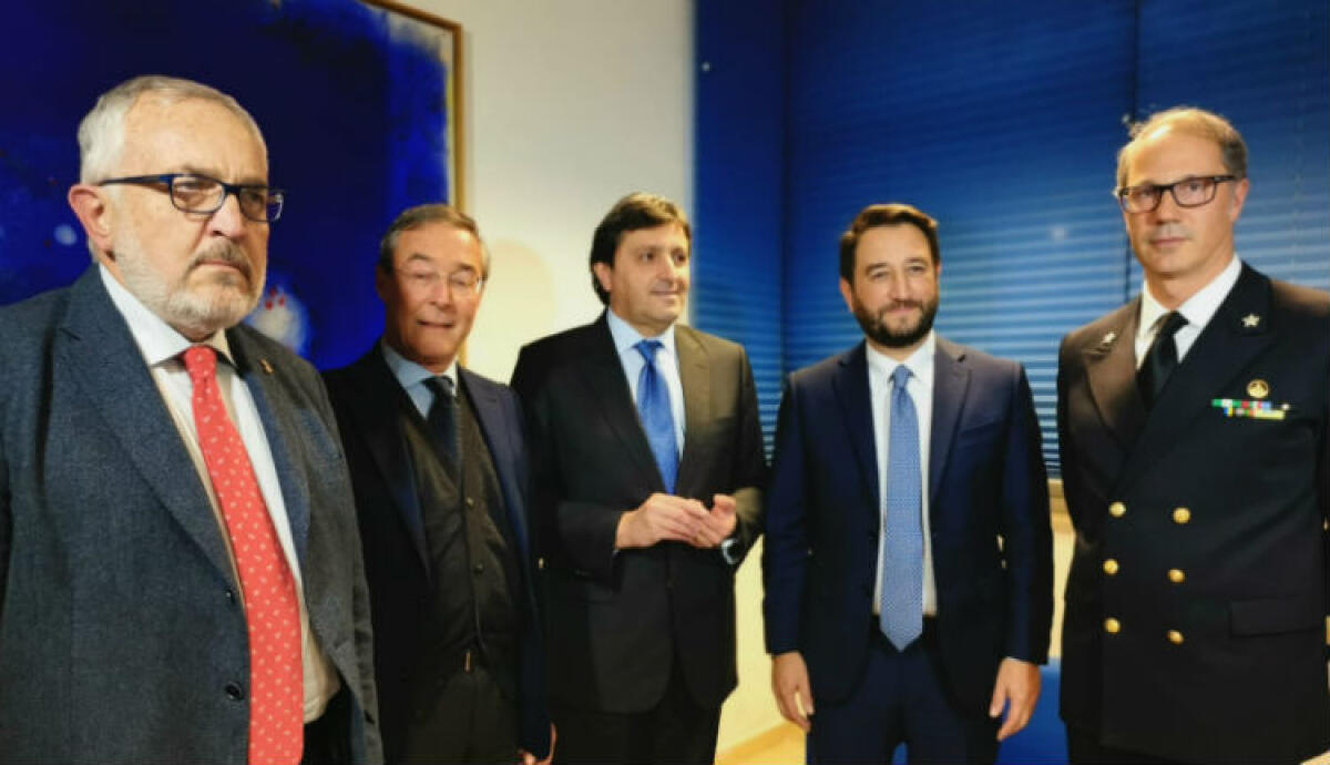 "Porto escluso da fondi ministero", Siciliano: "Viceministro e senatore M5s dov'erano?" - Cancelleri durante un incontro in capitaneria di porto