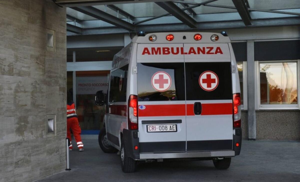 Albero cade su una tenda in un campeggio a Massa, muore bimba - 