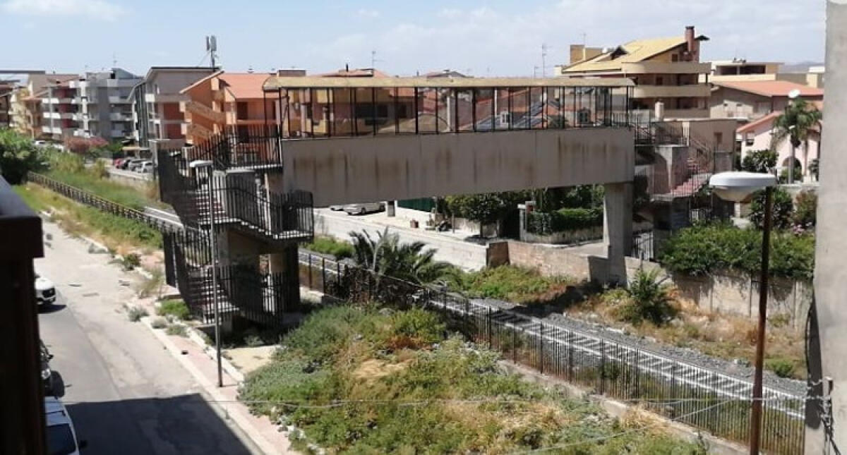 Senza illuminazione e discariche in zone verdi, allarme da aree limitrofe a via Venezia - Il sovrappasso sempre più insicuro
