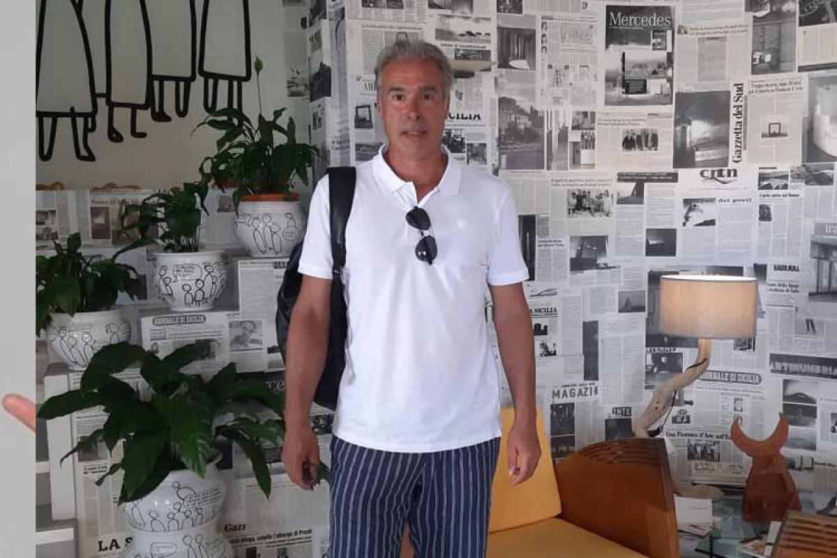 Artista per caso, Maurizio Russo espone nell’”Atelier” dell'ideatore di "Fiumara d'arte" - L'artista Maurizio Russo tra le opere esposte al museo-albergo “Atelier sul Mare” di Antonio Presti, l’ideatore della Fiumara d’Arte.
