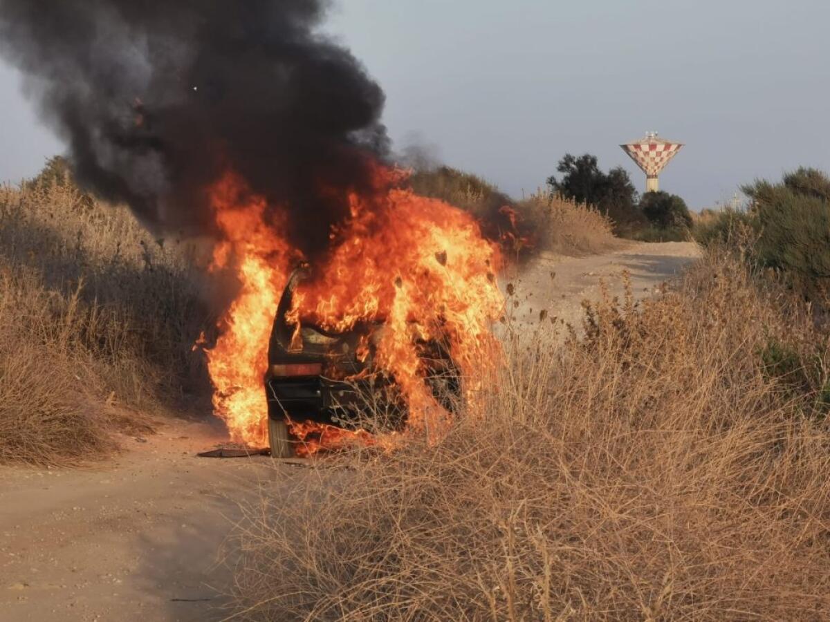 Auto data alle fiamme a Montelungo, rogo a ridosso di un'abitazione - 