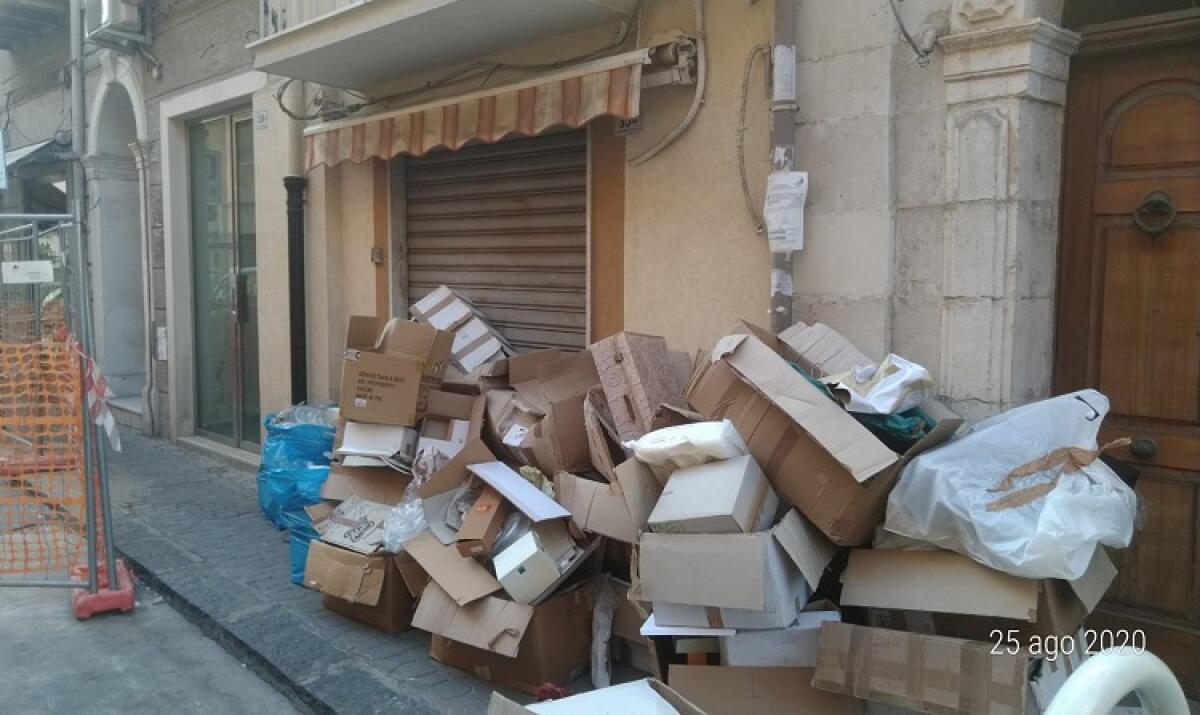 Catasta di carta e cartoni in centro storico, protesta dei residenti - 