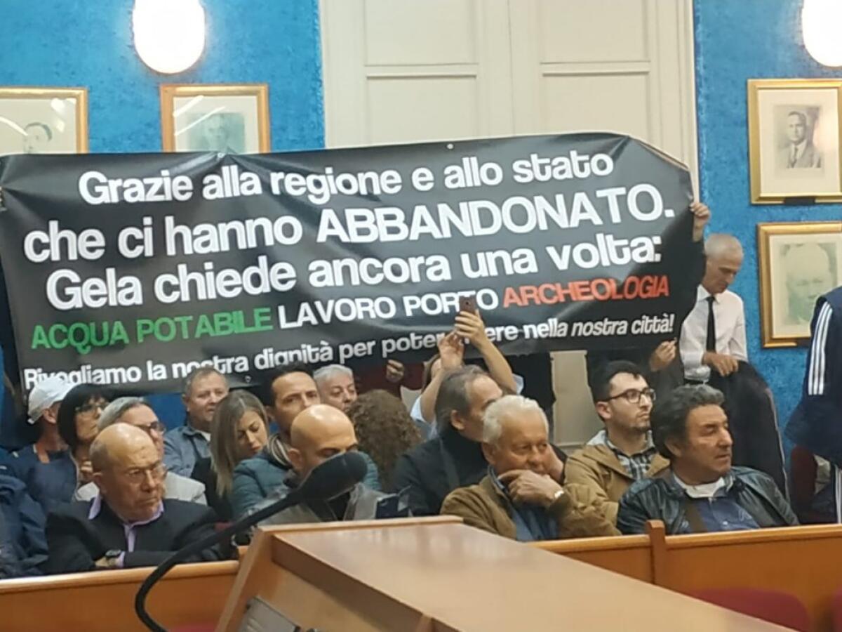 "Gestione pubblica acqua e azienda dei Comuni", Forum: "Sedute consiglio come a Gela" - Uno striscione di protesta esposto durante una seduta di consiglio comunale sul caso Caltaqua