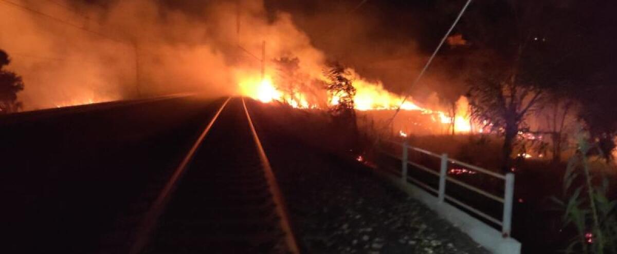 Abruzzo nella morsa del fuoco, a L’Aquila fiamme fino al centro abitato - 