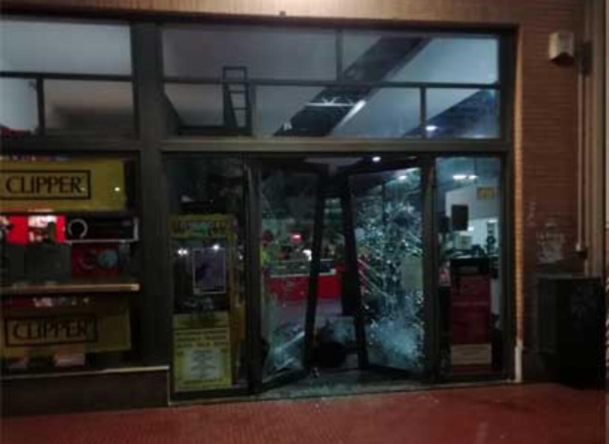 "Spaccate", furti e incendi, pesanti accuse ad un minore: auto rubate per i colpi - Tra i tanti colpi ricostruiti anche la "spaccata" al bar della stazione