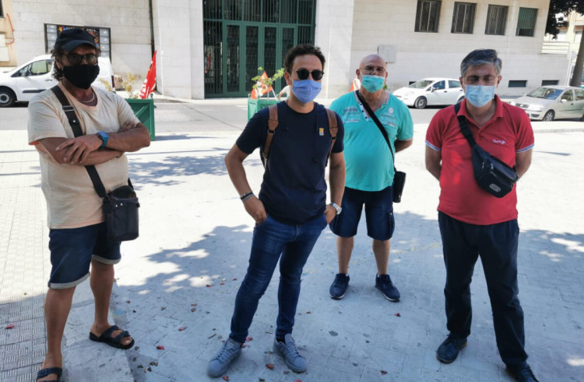 Ex strisce blu, sit in in municipio: "Attendono da mesi e nessuna risposta è arrivata" - Corallo e i lavoratori davanti al municipio
