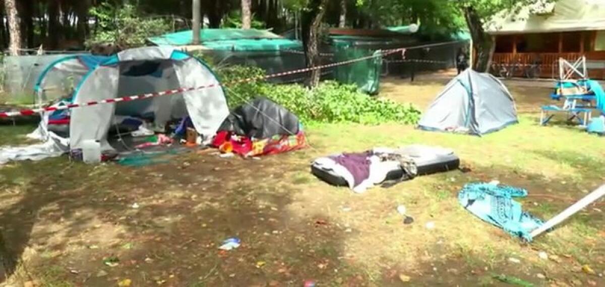 Albero cade su tenda a Massa, muore anche 14enne - 