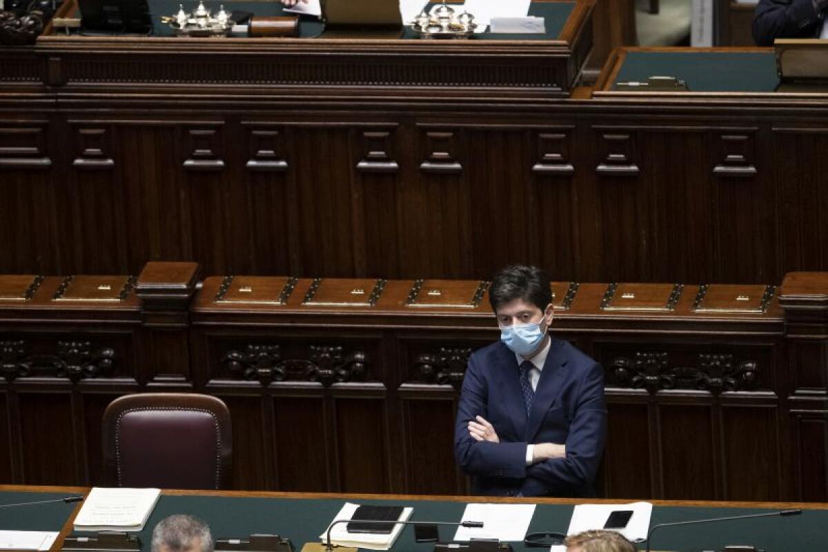 Covid, Speranza “Sui treni il distanziamento resta obbligatorio” - 