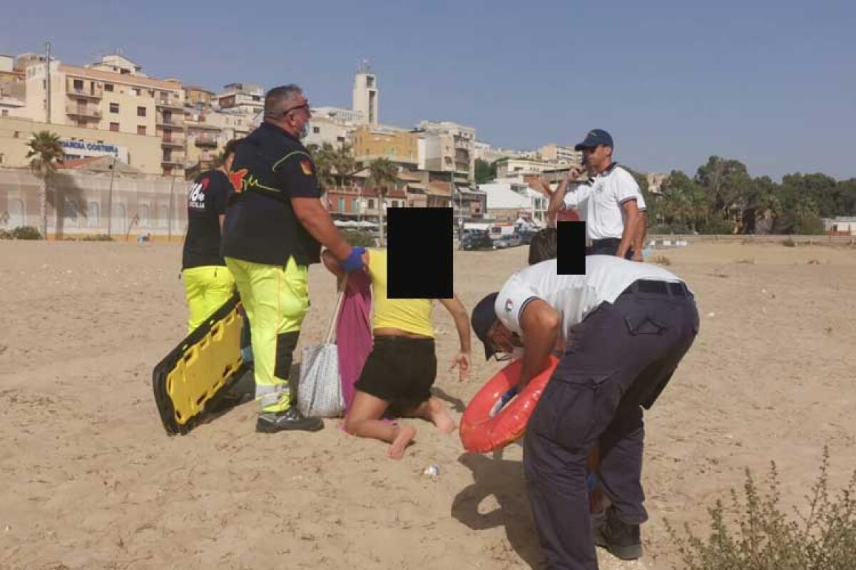 Donna alticcia in spiaggia, schiaffeggia il figlio davanti i bagnanti - La donna bloccata in spiaggia dai sanitari e dal personale della Guardia Costiera.
