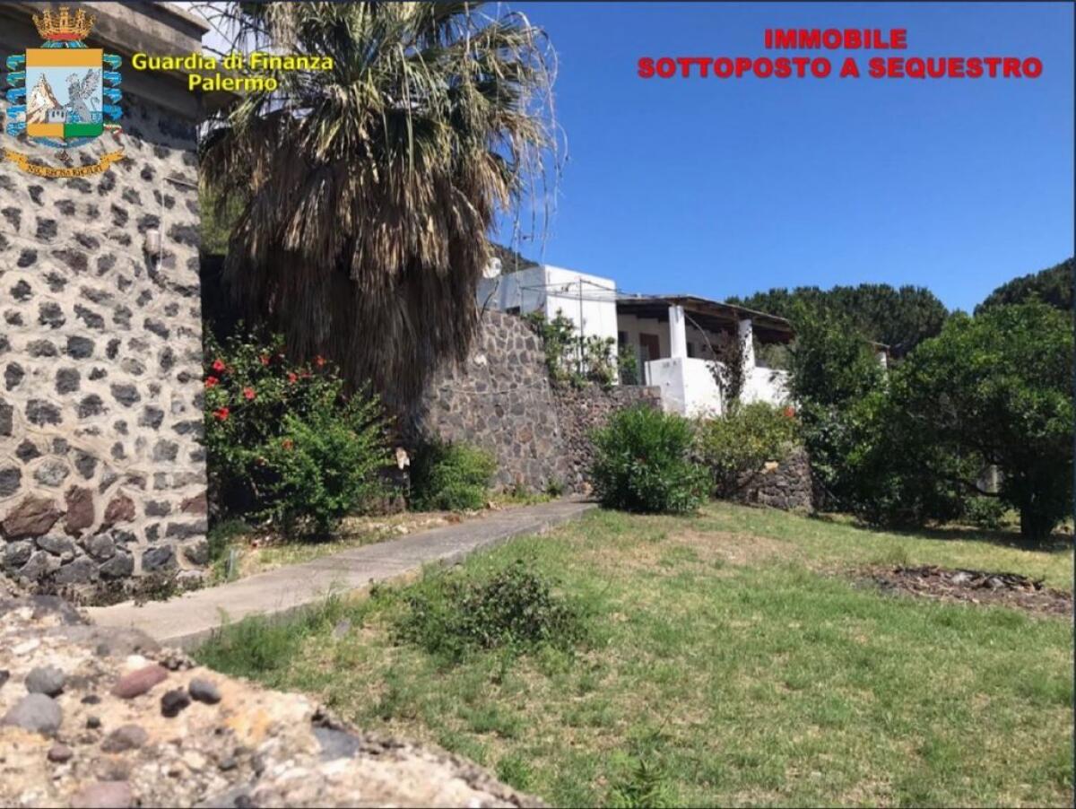 Sequestrati per riciclaggio 3 immobili alle Eolie, 4 denunce - 