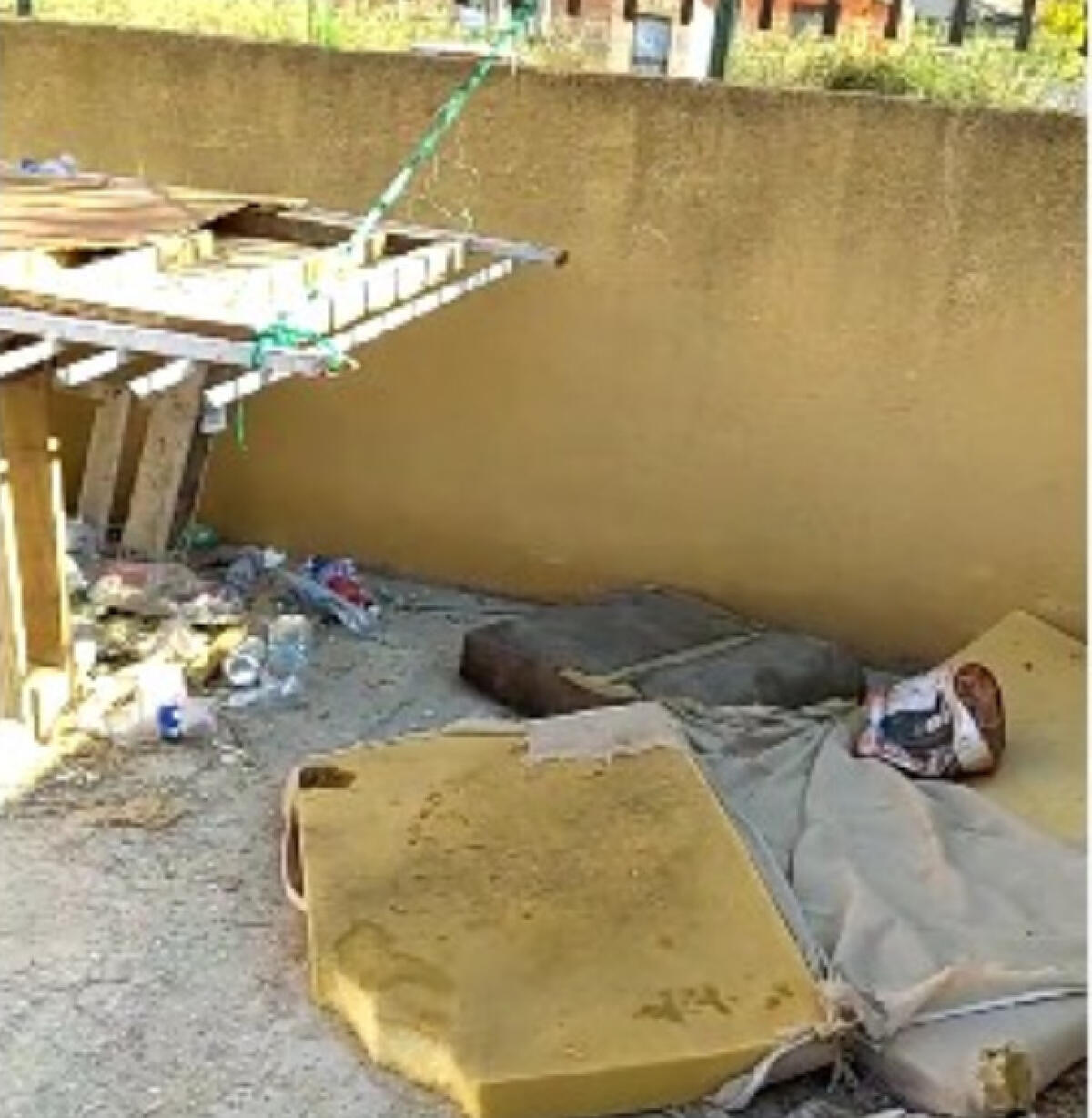 Pericoli e mancata manutenzione in via Delle Sorbe, "zona necessita di interventi" - A ridosso si trova anche materiale di risulta abbandonato