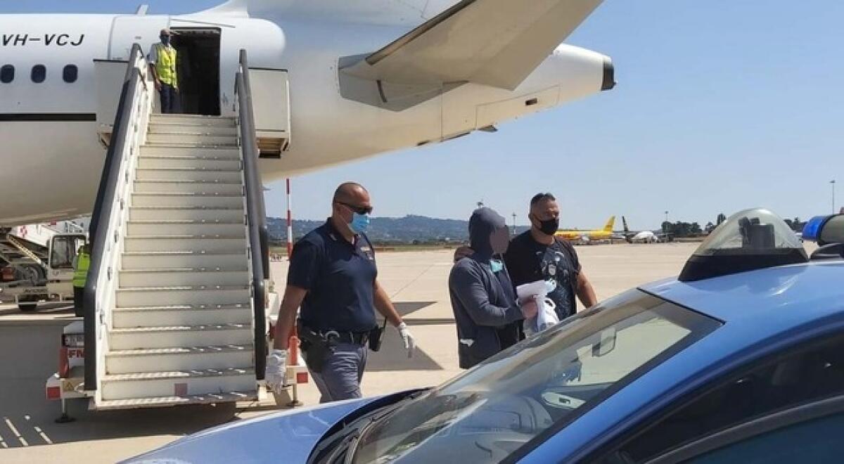 Minorenne violentata, condannato era in Australia: niscemese espulso e arrestato a Roma - L'arrivo all'aeroporto di Ciampino