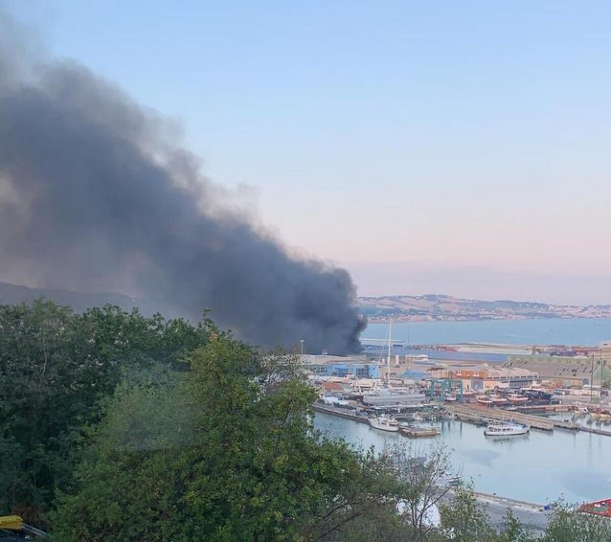 Vasto incendio al porto di Ancona, in fiamme capannoni - 