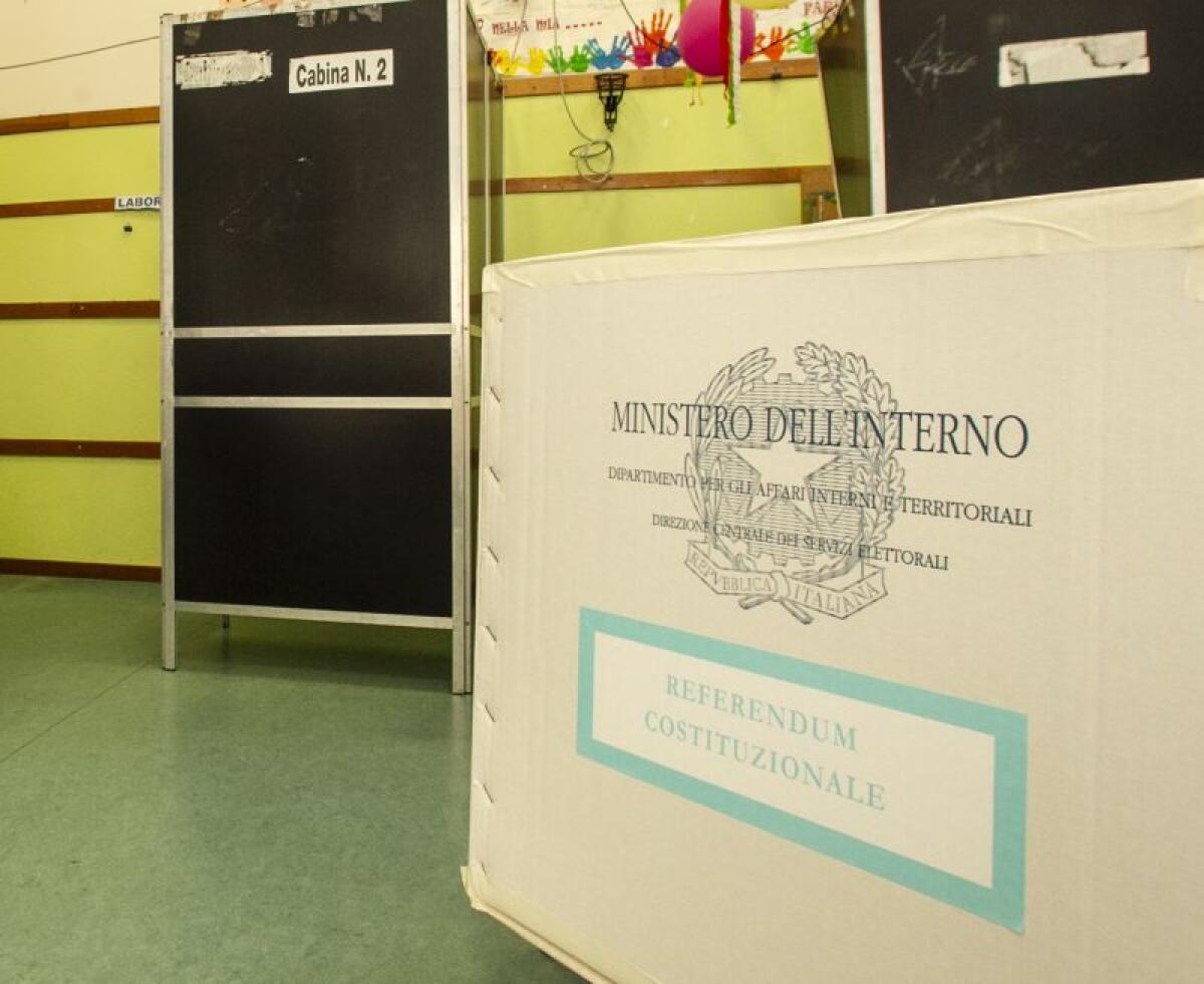 Riaperti i seggi, si vota fino alle 15 -