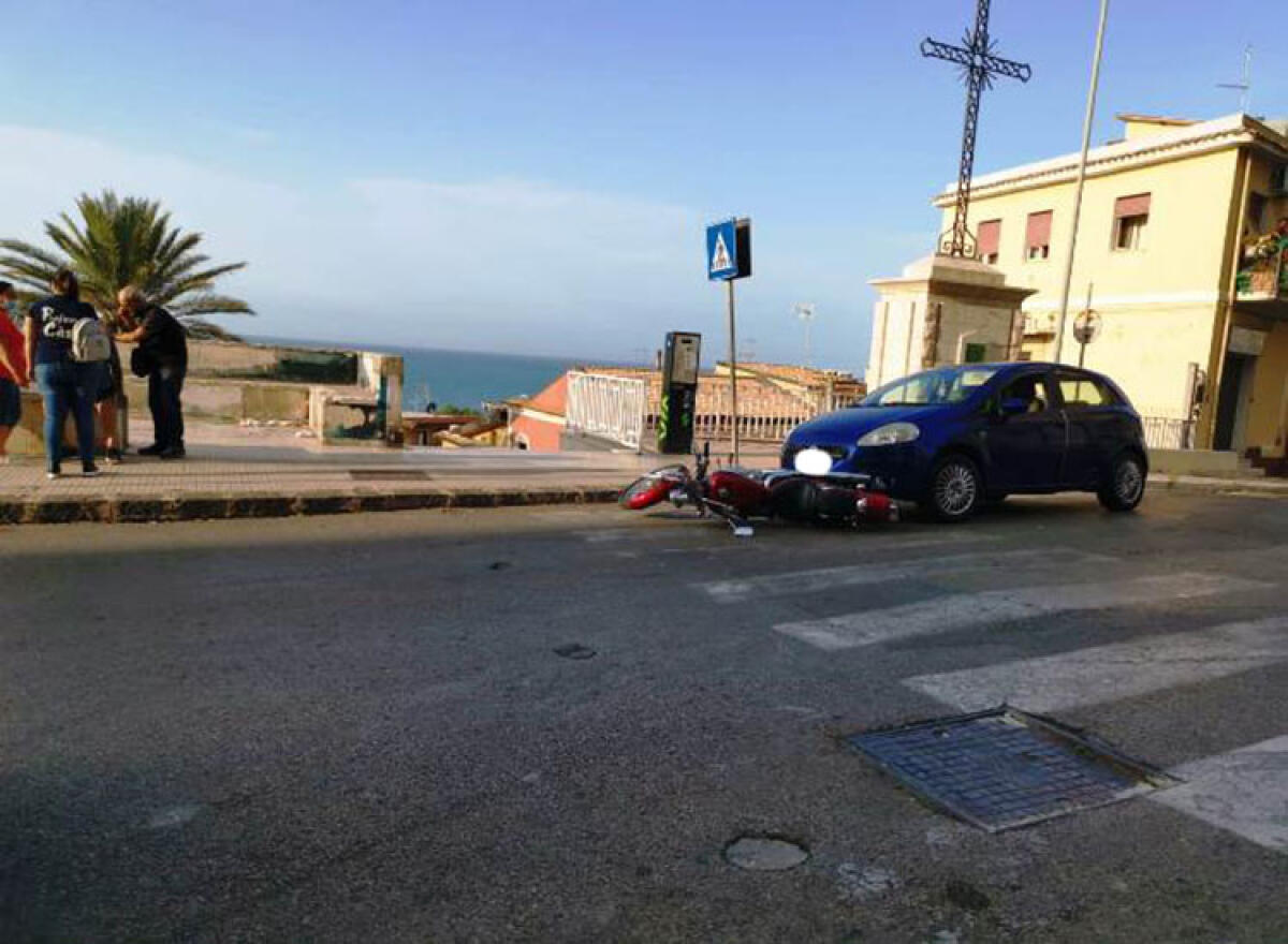 Tamponamento tra auto e moto, centauro portato in ospedale - 